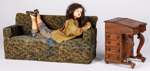 ANIMATED DOLL ON A COUCH STORE 30e41f