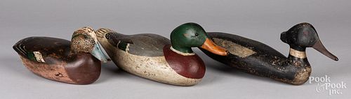 SIX CARVED AND PAINTED DUCK DECOYSSix 30e949
