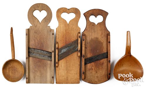 GROUP OF FIVE PIECES OF WOODENWARE,