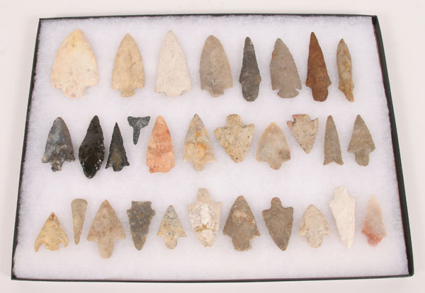 Lot of 30 miscellaneous arrowheads,