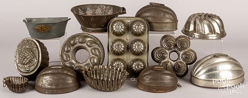 COLLECTION OF TIN MOLDS AND KITCHEN 30d62f