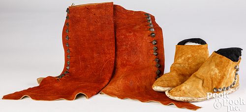 PAIR OF NAVAJO INDIAN HIDE MOCCASINS 30d994