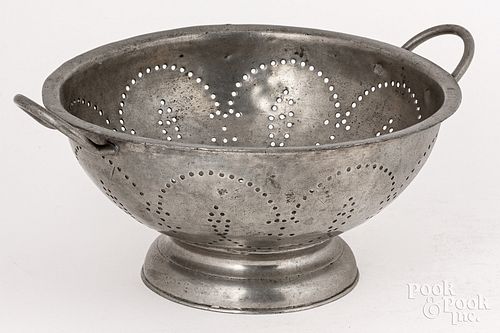 PEWTER COLANDER, LATE 18TH C.Pewter