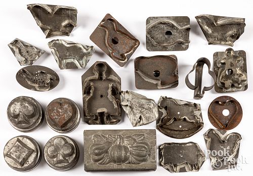 GROUP OF TIN COOKIE CUTTERS AND 30e17c