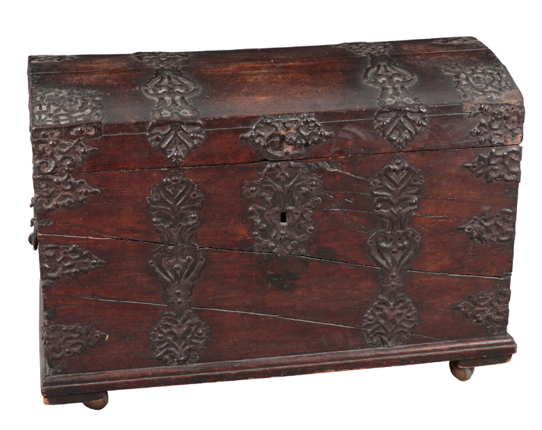 A 17TH CENTURY SPANISH STYLE OAK 310b0a