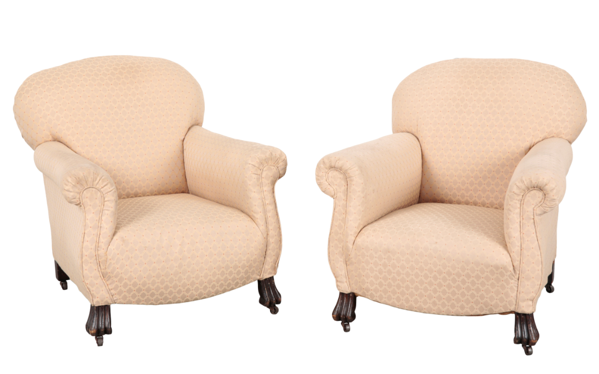 A PAIR OF COUNTRY HOUSE ARMCHAIRS 310b16