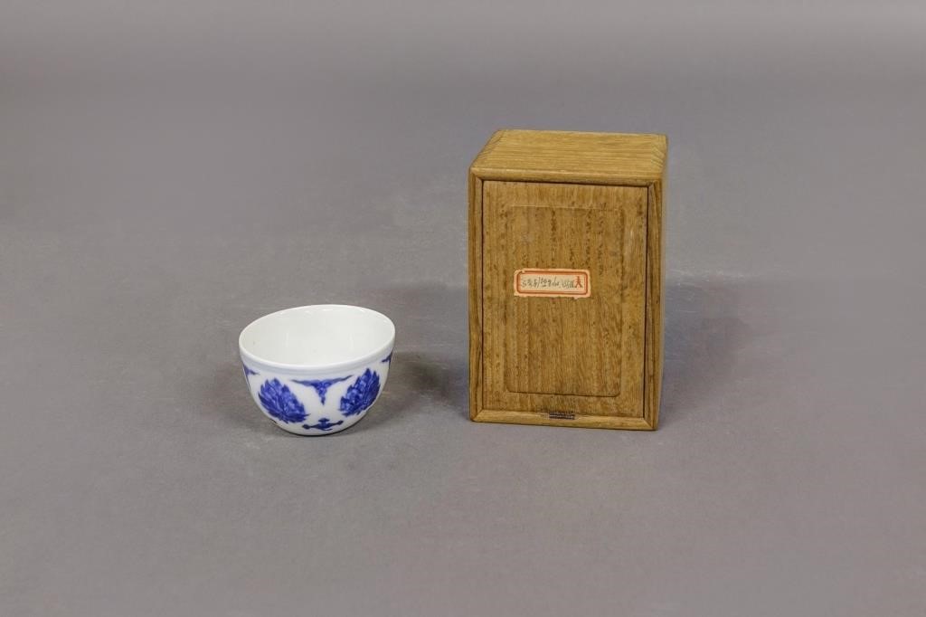 Small Asian blue and white cup 1.5H