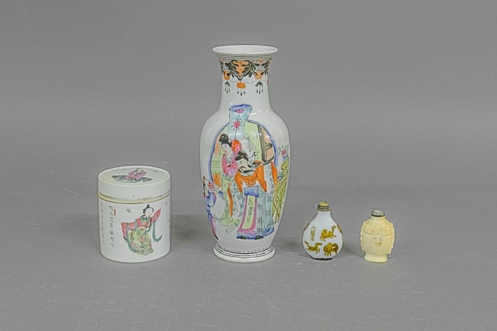 Chinese porcelain vase with court 310fa3