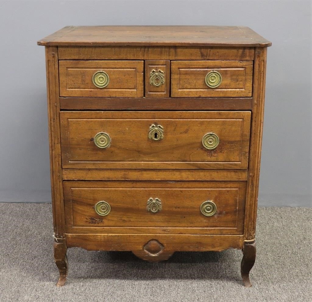 Early French walnut chest of drawers  311222