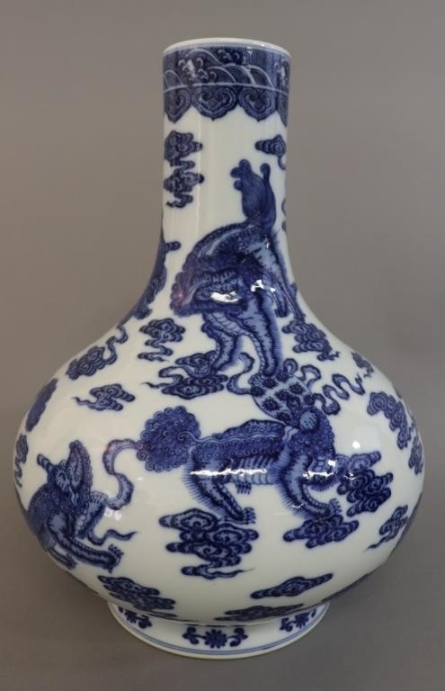 Qianlong blue and white vase decorated 31148e