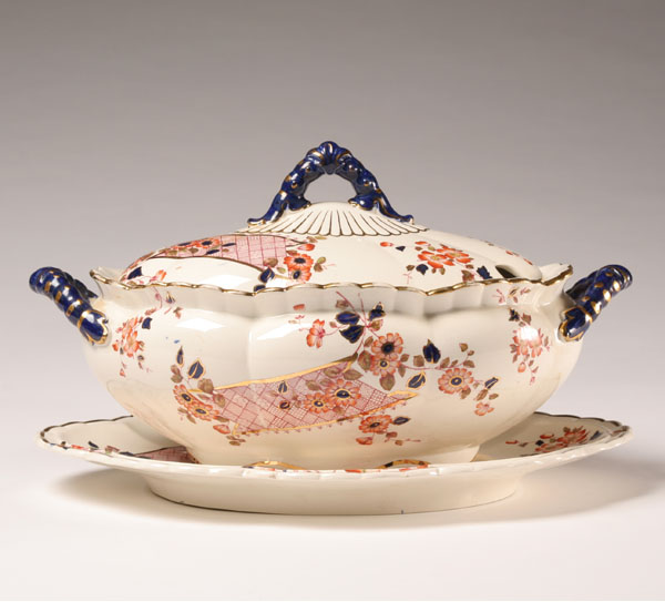 Gaudy English lidded tureen on 4e879