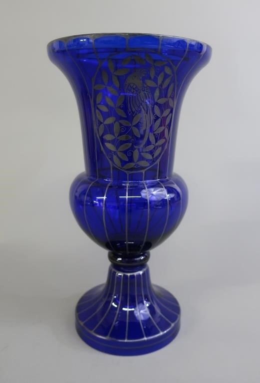 Blue vase with silver lining in parrot