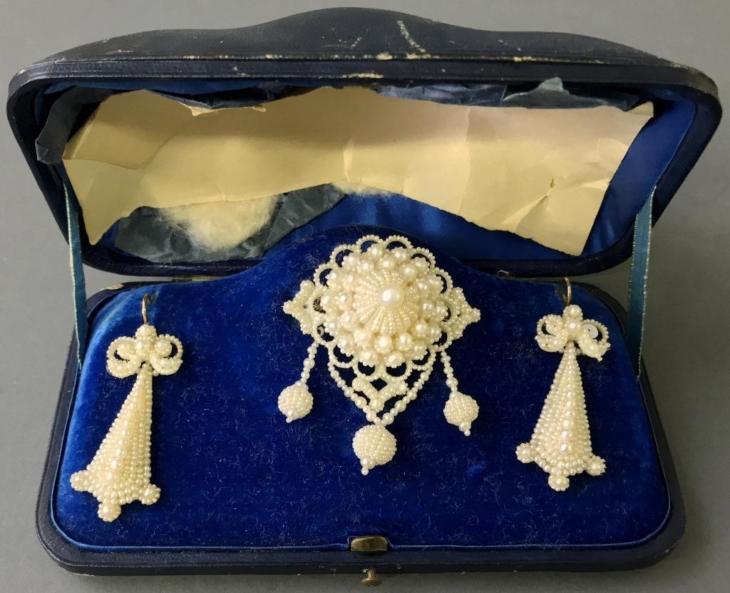 Cased mother of pearl brooch and 3119f6