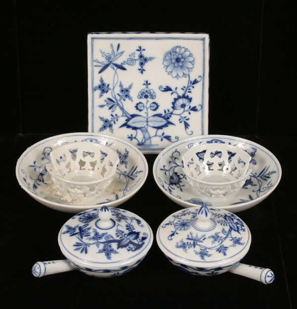 Meissen porcelain blue onion trivet  4e936