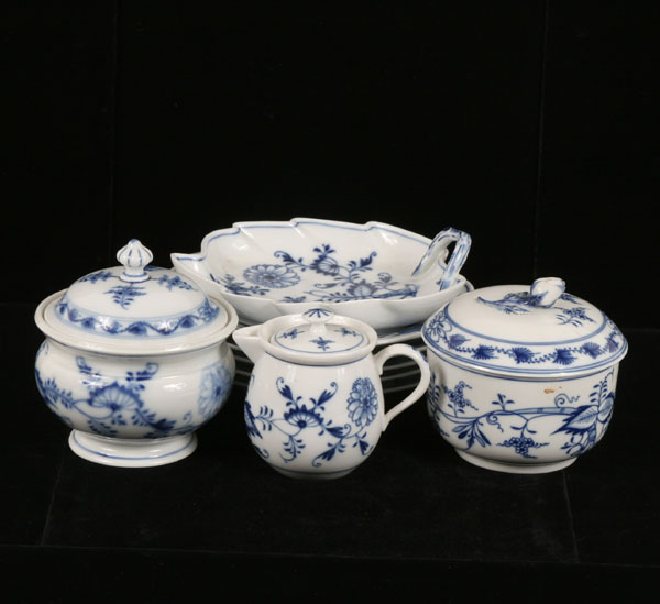 Meissen porcelain blue onion table 4e937