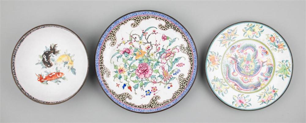 THREE CHINESE FAMILLE ROSE ENAMEL 311c8c