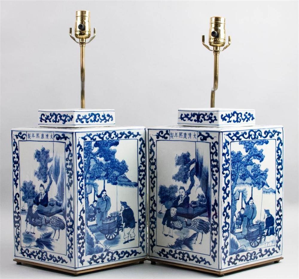 PAIR OF CHINESE EXPORT BLUE AND 311ca0