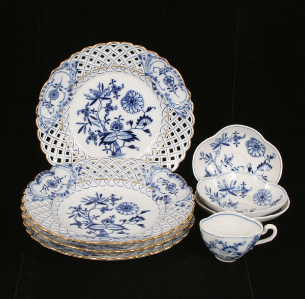 Meissen porcelain blue onion table 4e944