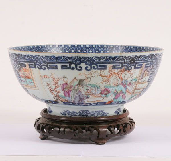 Chinese export bowl on wood stand; hand