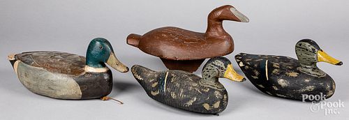 FOUR CARVED AND PAINTED DUCK DECOYSFour 311e1a