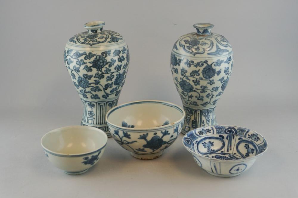 FIVE CHINESE BLUE AND WHITE ITEMS  312077