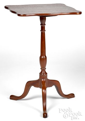 DELICATE NEW ENGLAND MAHOGANY CANDLESTANDDelicate