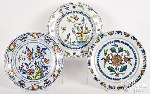 THREE POLYCHROME DELFT CHARGERS,