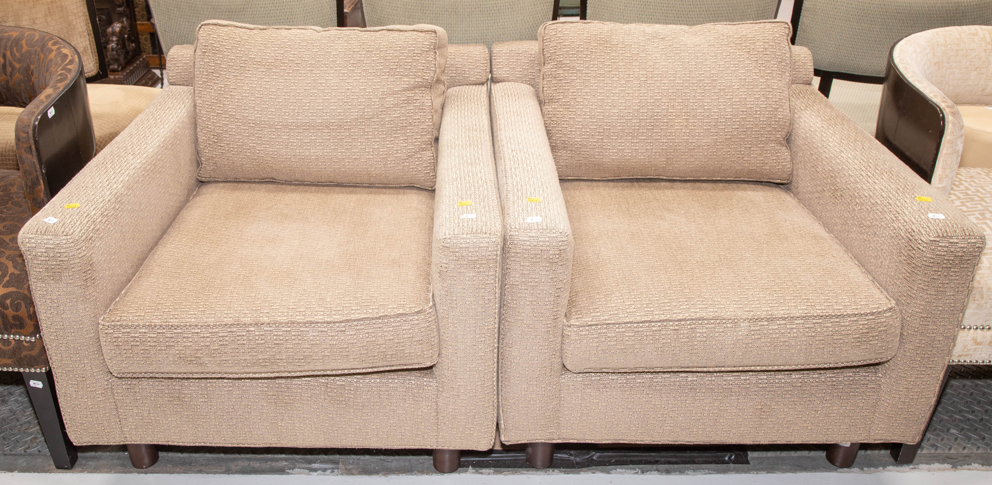 A PAIR OF CONTEMPORARY LOUNGE CHAIRS 31046d