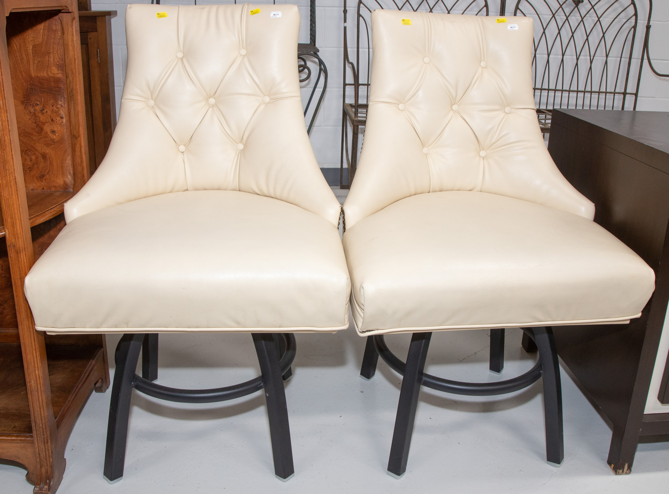 A PAIR OF CONTEMPORARY CLUB CHAIRS 310468
