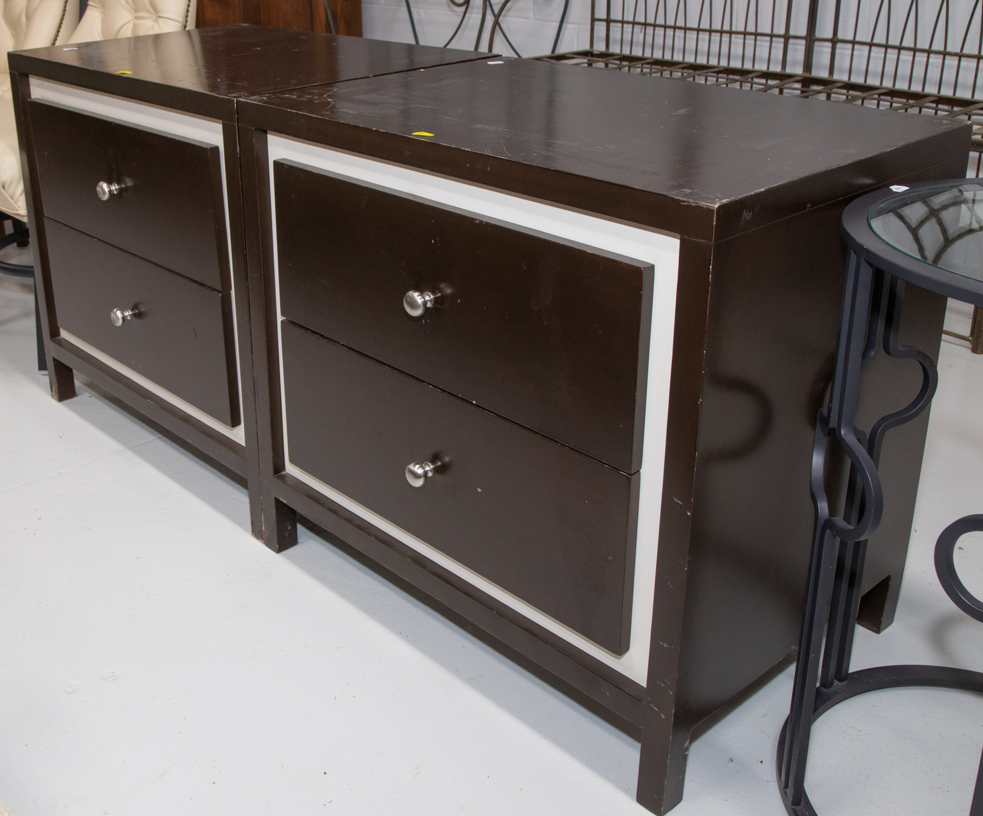 A PAIR OF CONTEMPORARY SMALL CHESTS 310469