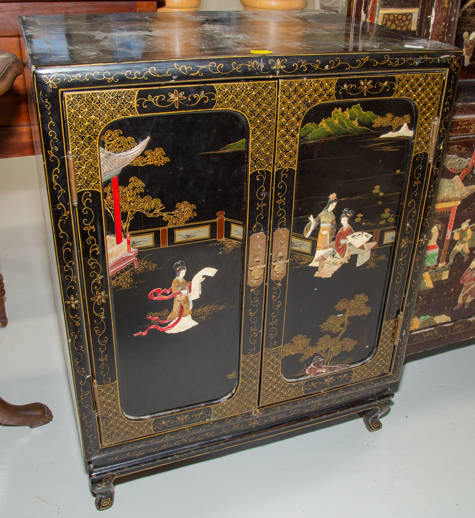 CHINESE DIMINUTIVE LACQUERED CABINET 3104dc