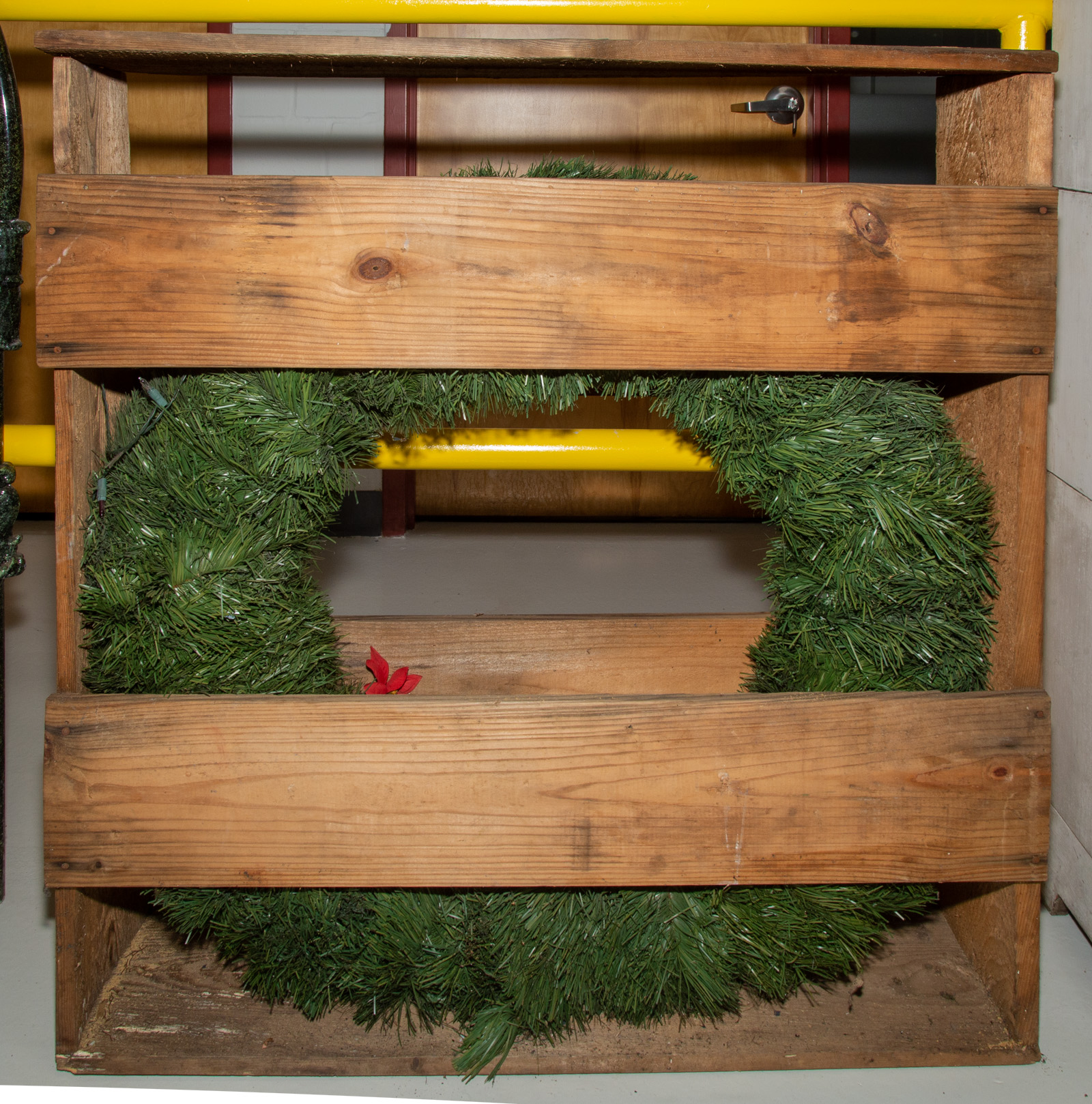ARTIFICIAL CHRISTMAS WREATH IN
