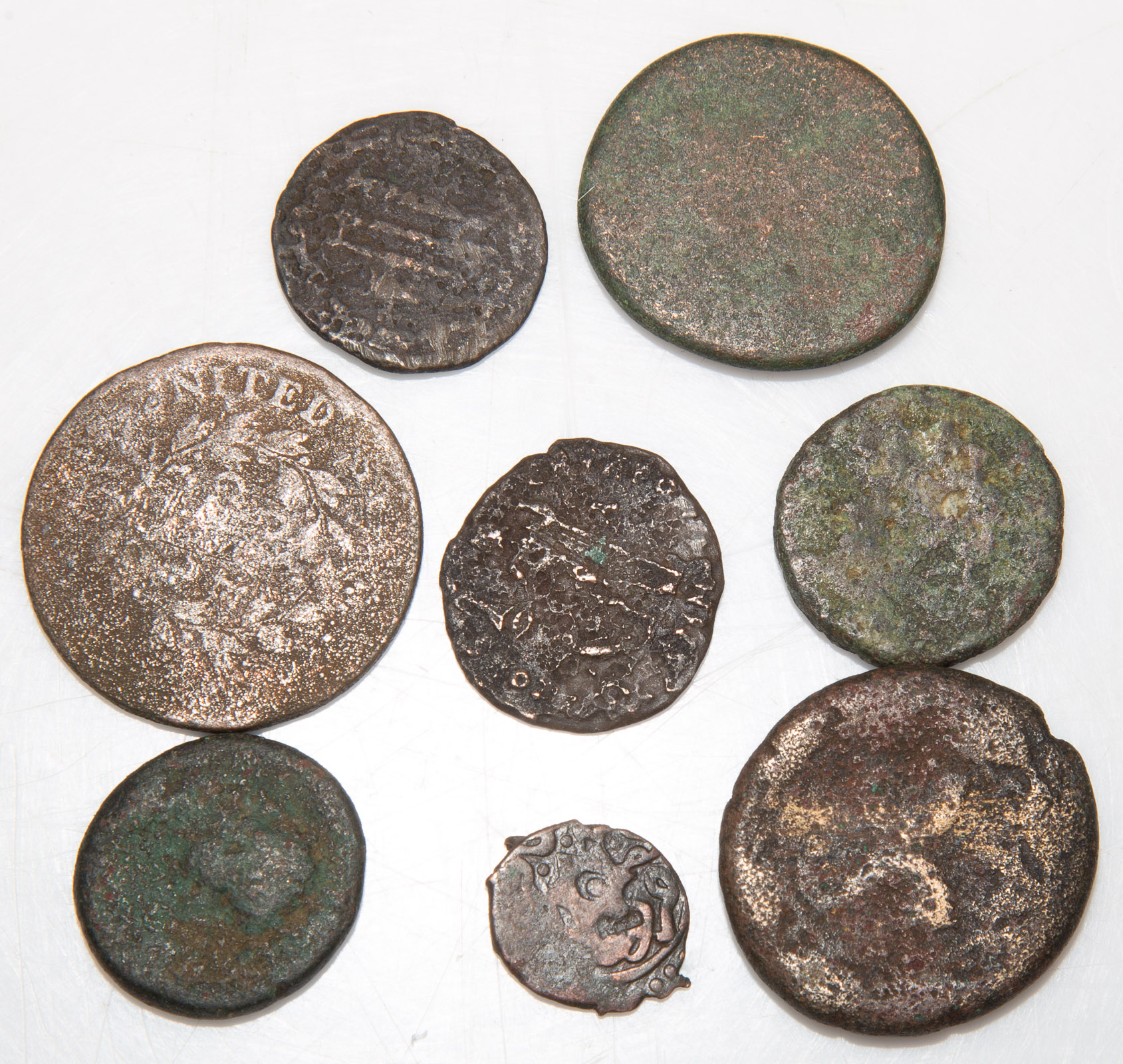 SMALL GROUP OF ROMAN BRONZE COINS 31053b