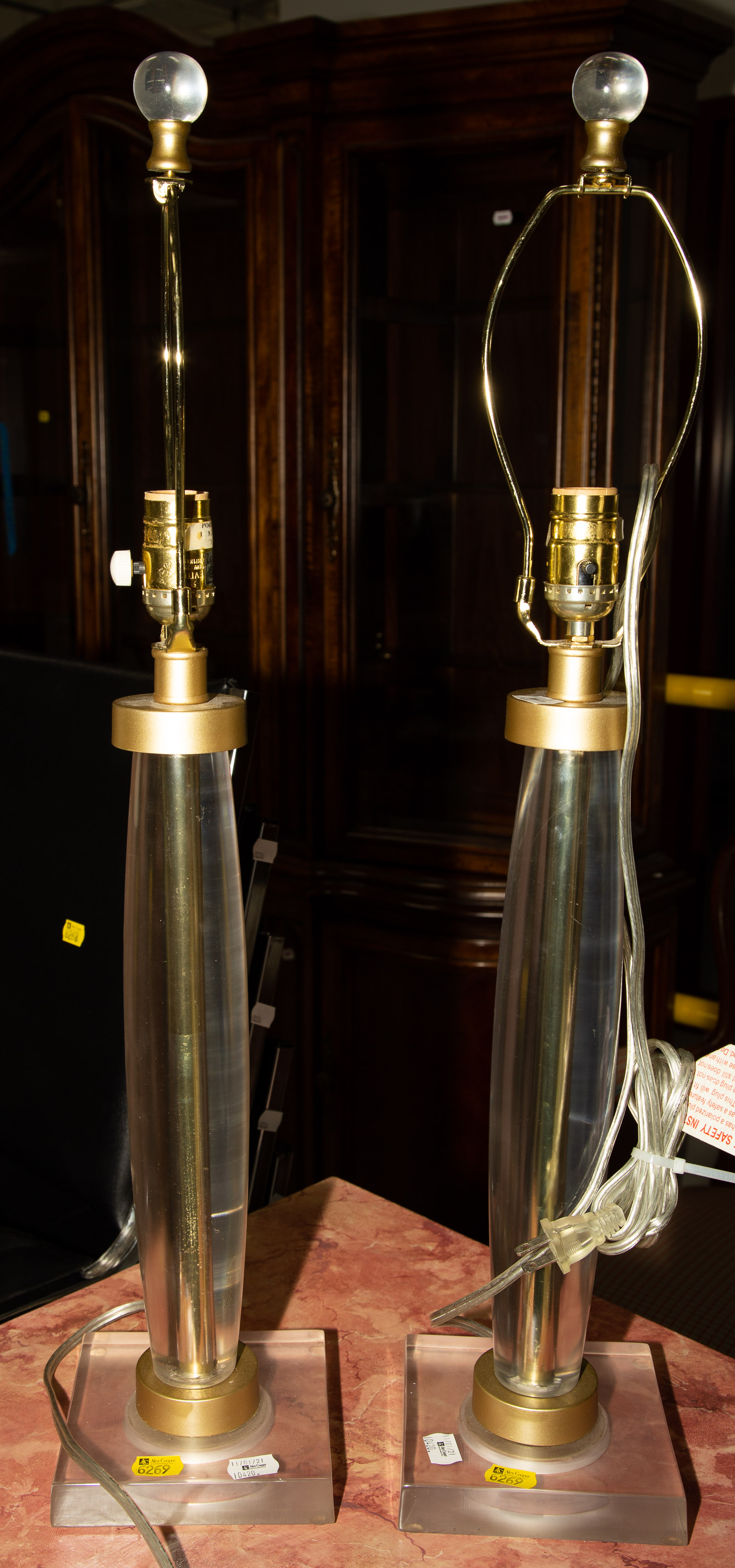 A PAIR OF LUCITE TABLE LAMPS WITH SHADES