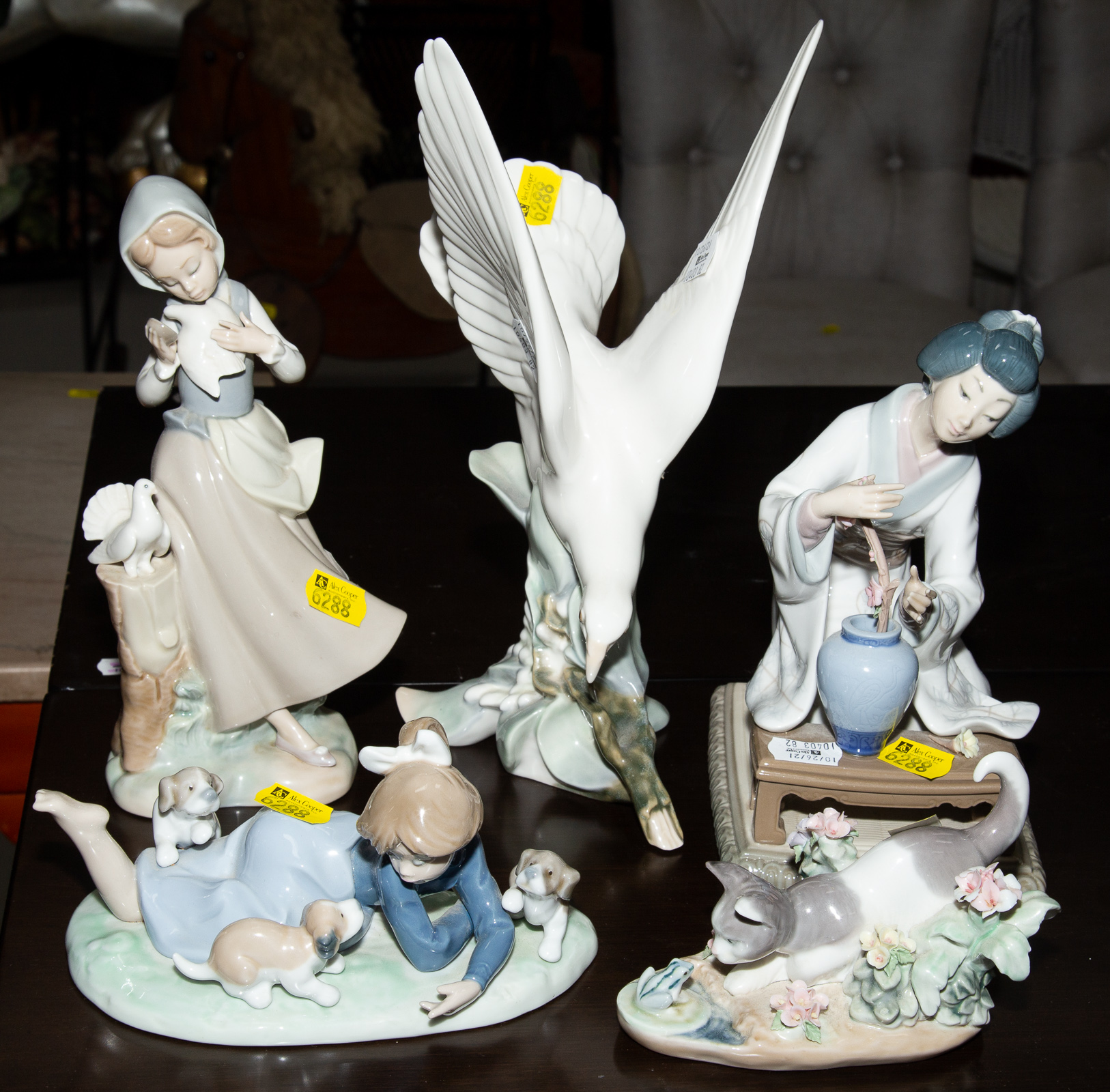 FIVE LLADRO FIGURES Includes a 310569