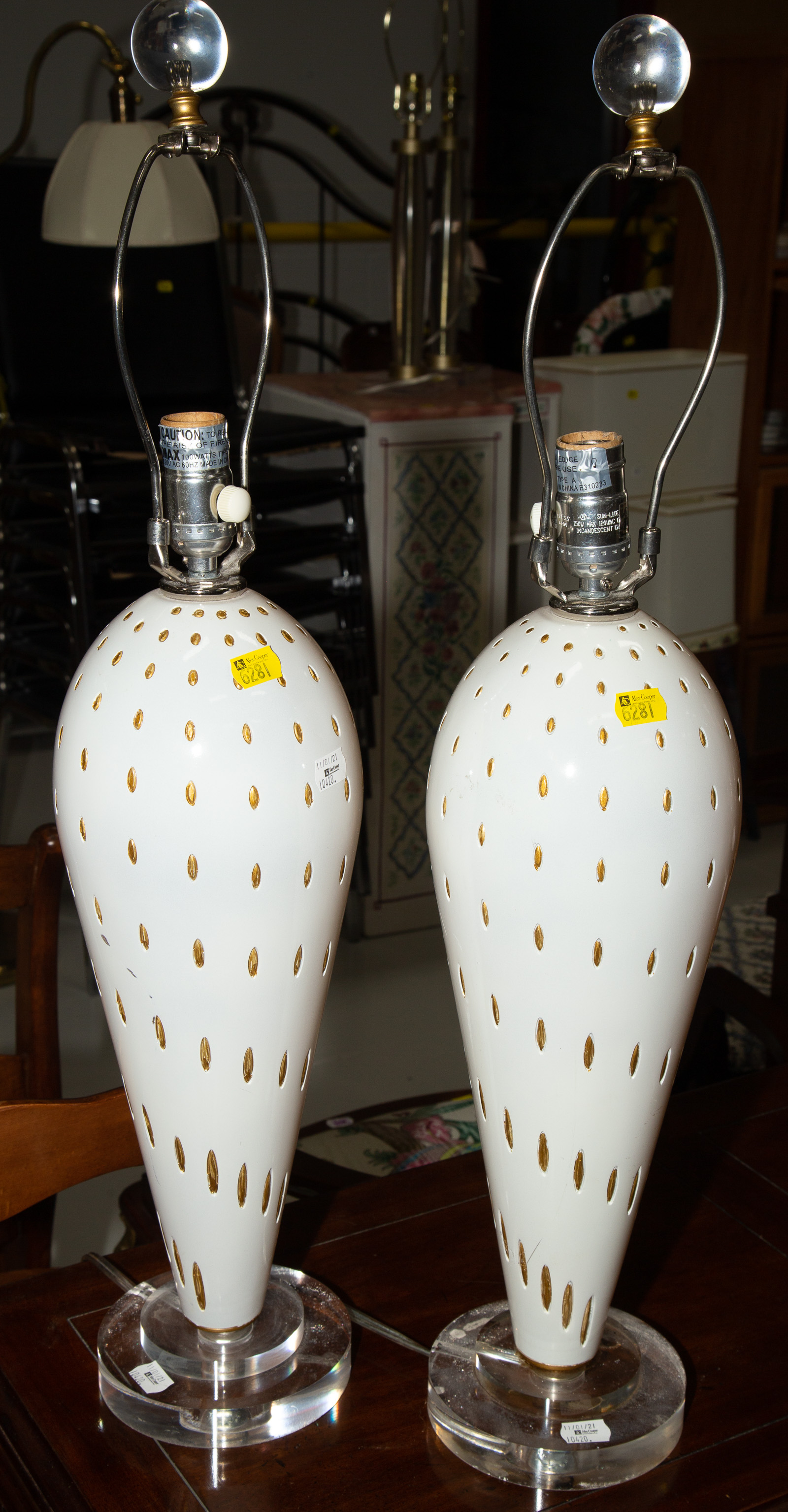A PAIR OF TABLE LAMPS WITH LUCITE BASES