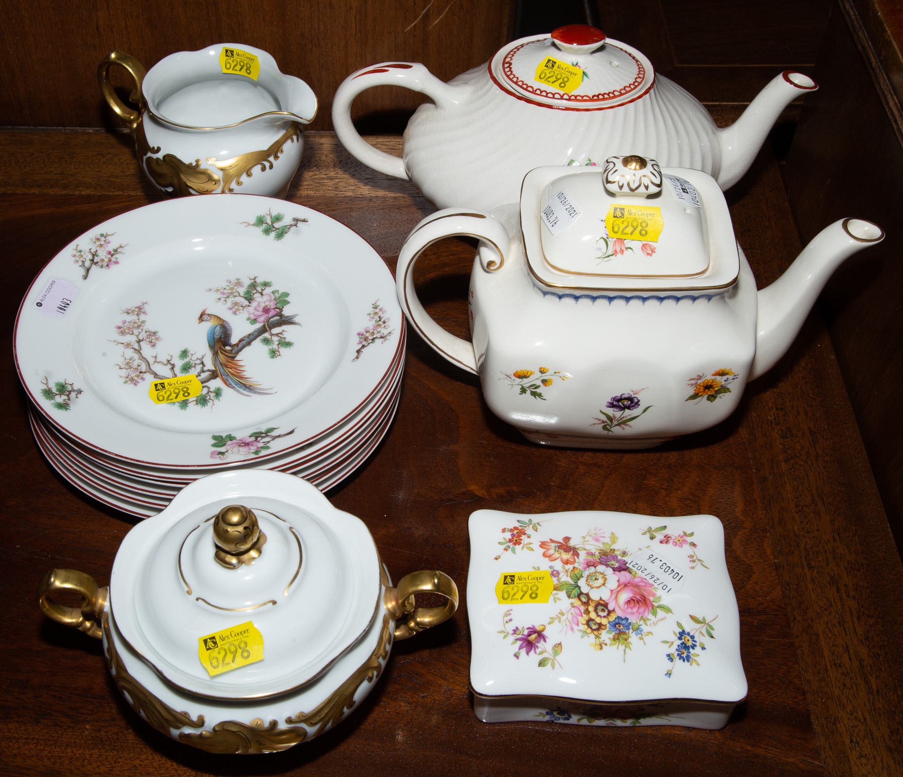 A COLLECTION OF PORCELAIN ITEMS Includes