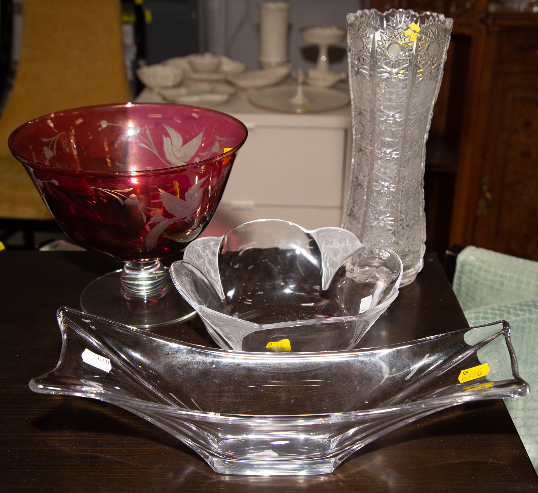 FOUR PIECES OF GLASS TABLE ITEMS 310588