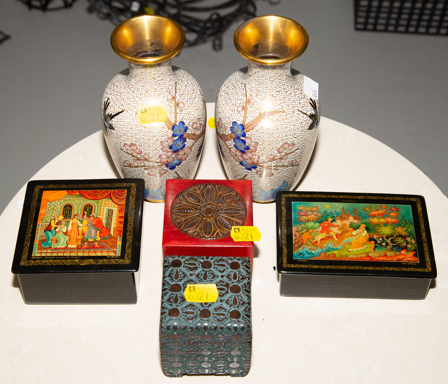 A SELECTION OF DECORATIVE ITEMS