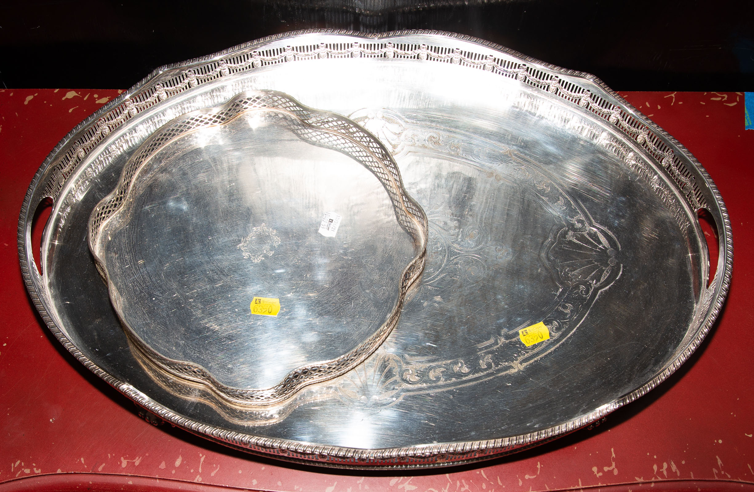 TWO ORNATE SILVER PLATED SERVING 3105a2