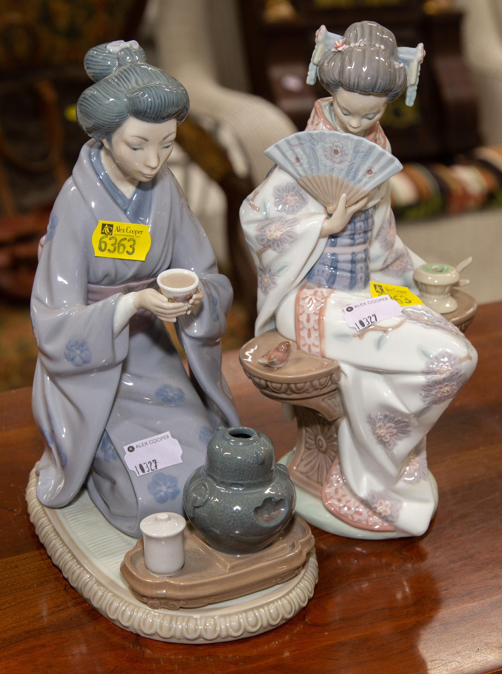 TWO LLADRO FIGURES Larger is 9 3105ac