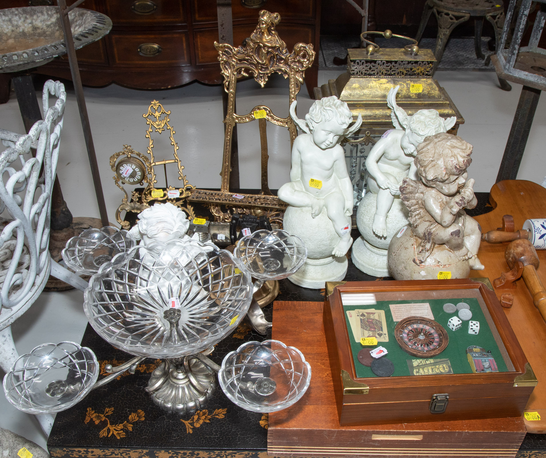 ASSORTED DECORATIVE ITEMS Includes 3105d0