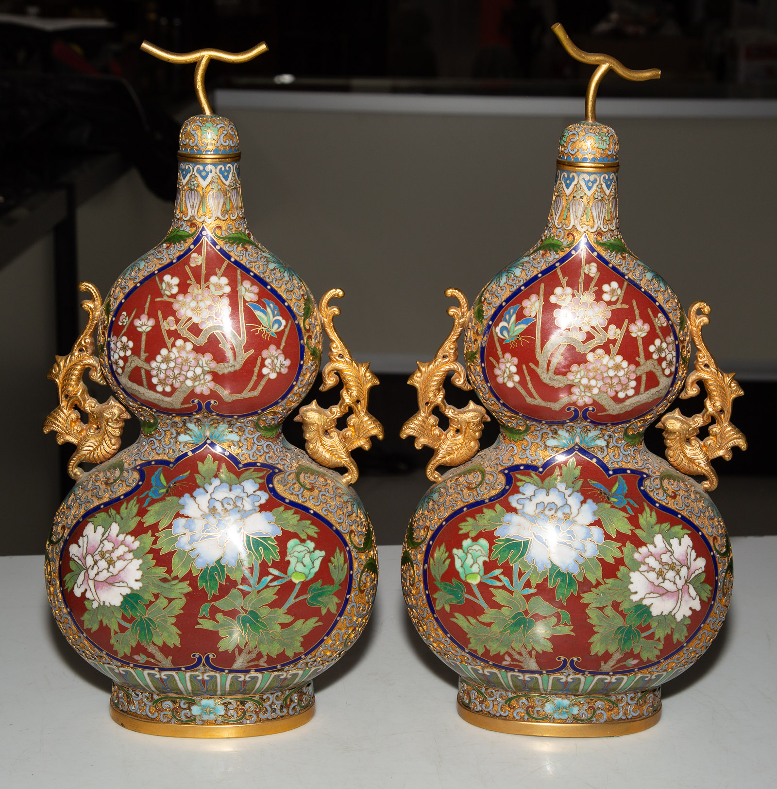 A PAIR OF CHINESE CLOISONNE VASES 31061d