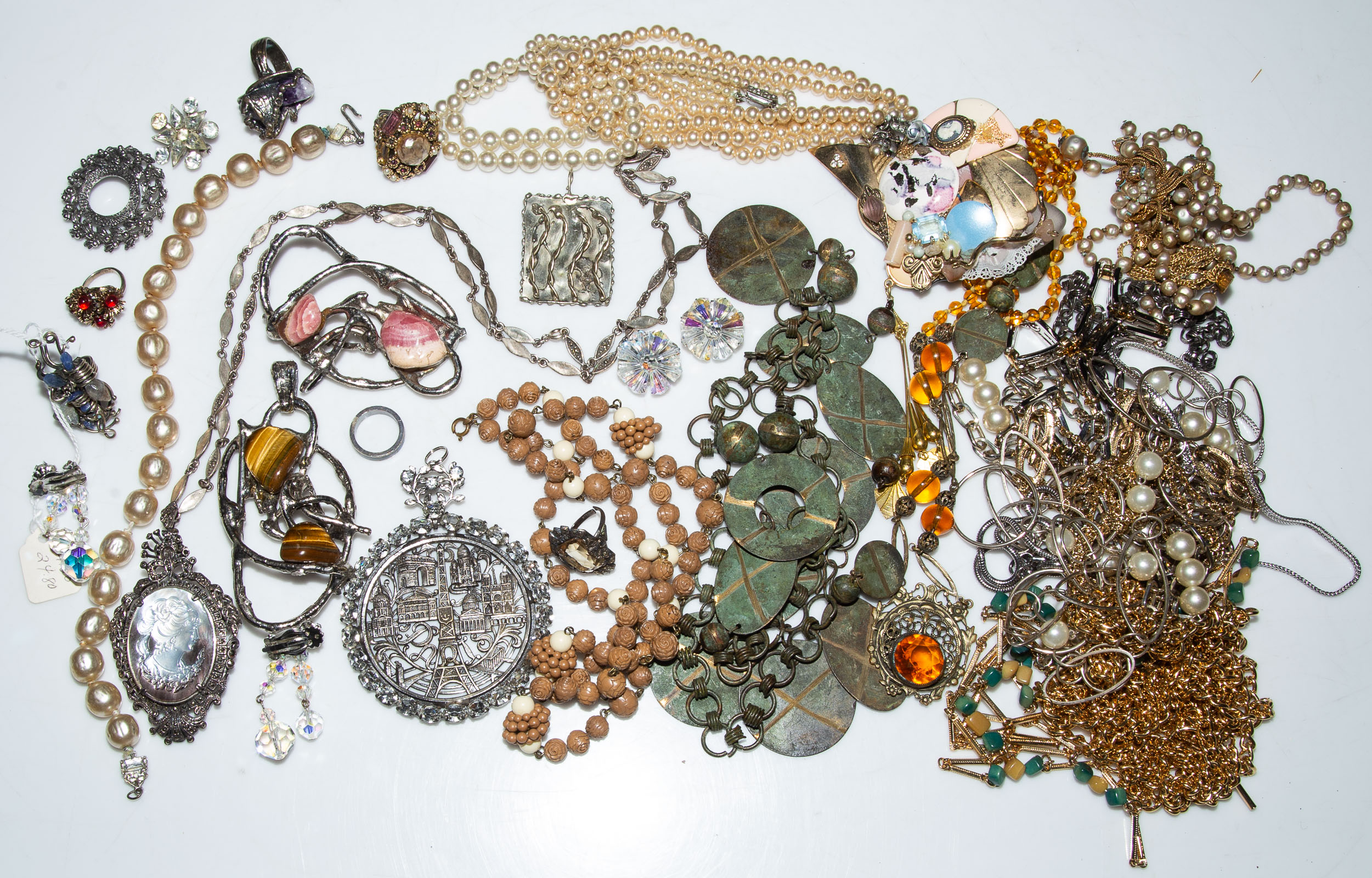 A COLLECTION OF VINTAGE FASHION JEWELRY