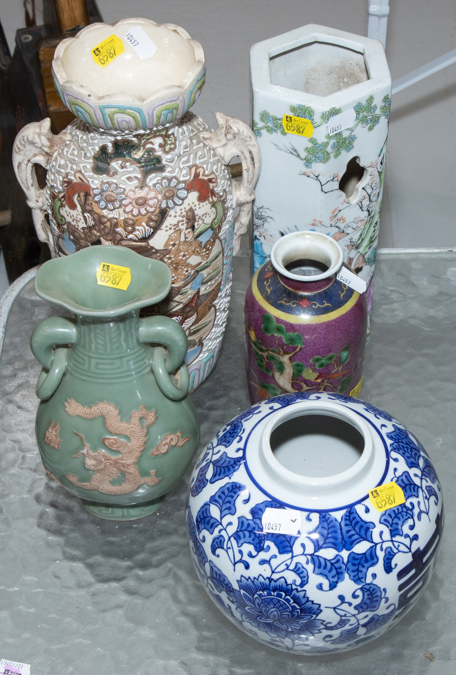 FIVE PIECES OF CHINESE & JAPANESE PORCELAIN