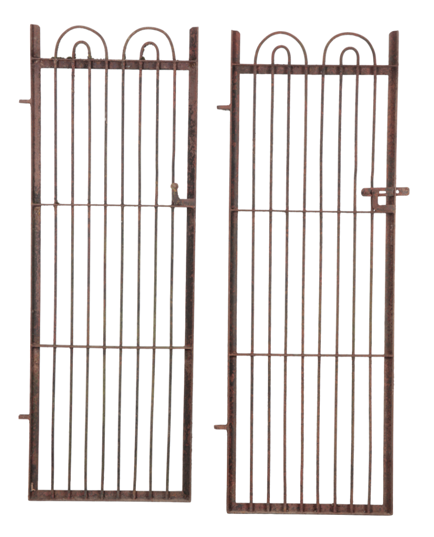 A PAIR OF TALL WROUGHT IRON GATES 3108a4