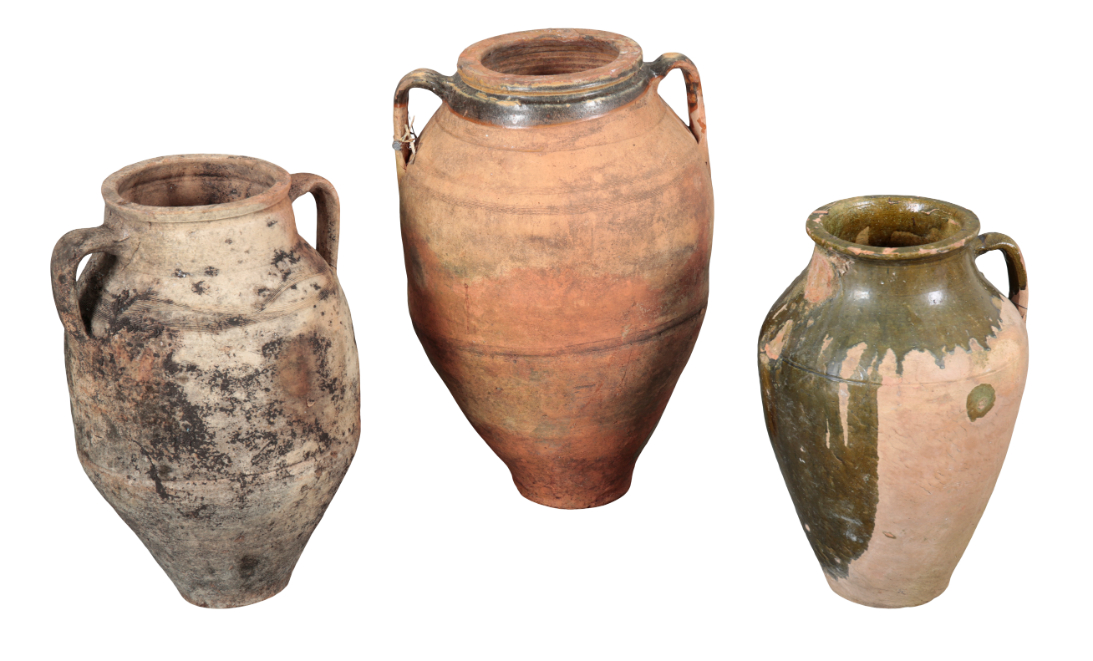 A GROUP OF THREE TERRACOTTA AMPHORAE 3108f4