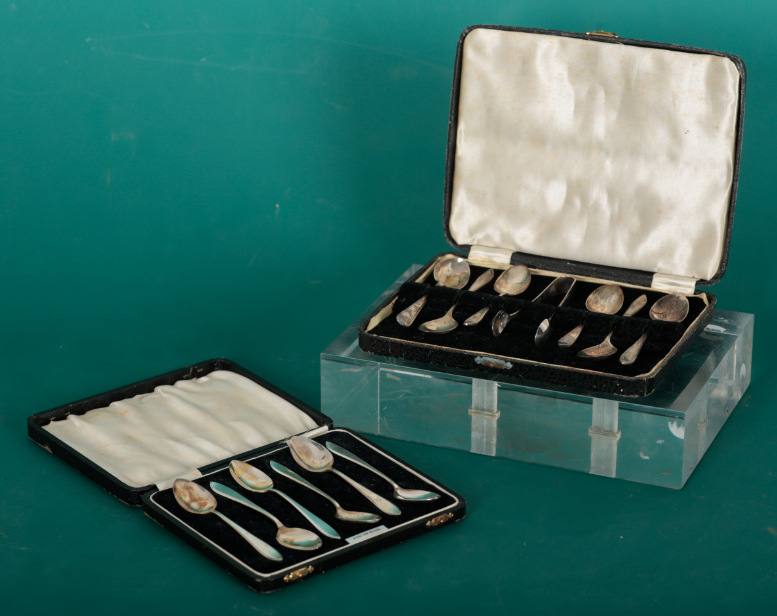 A CASED SET OF SIX SILVER TEASPOONS