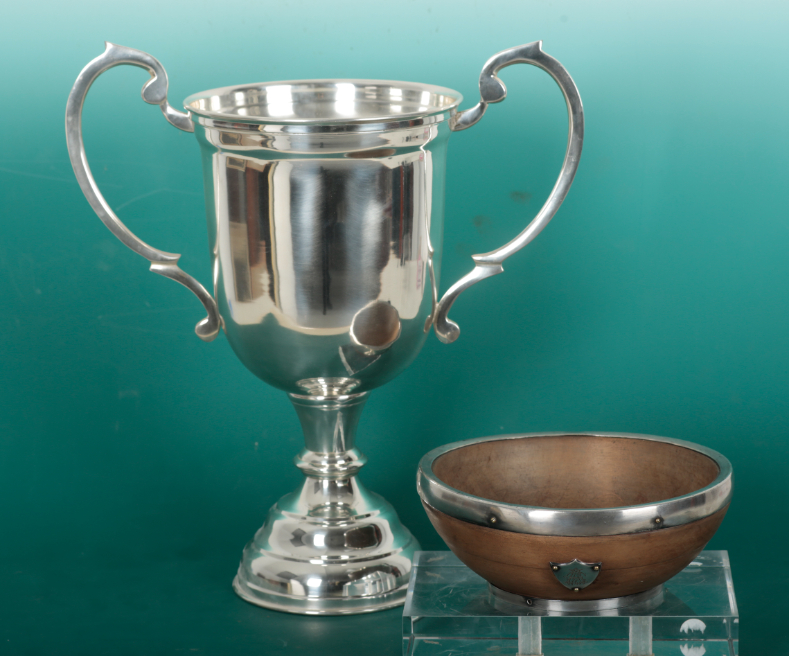 A SILVER PLATED TROPHY 20th century  31092c