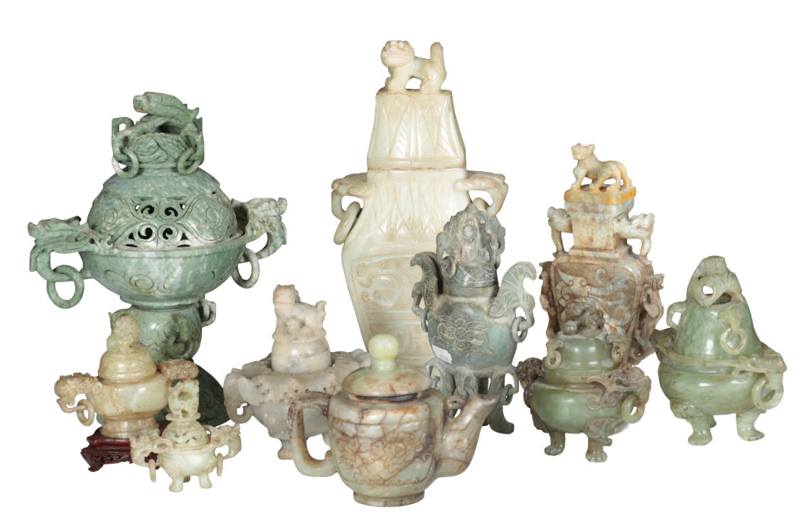 A COLLECTION OF CHINESE JADEITE  31096e